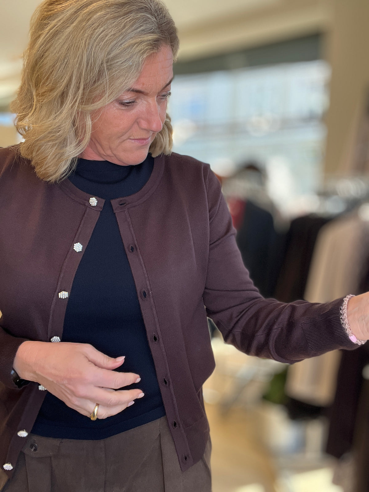Alma Diva cardigan til dame, i brun, åpen over rullekrage