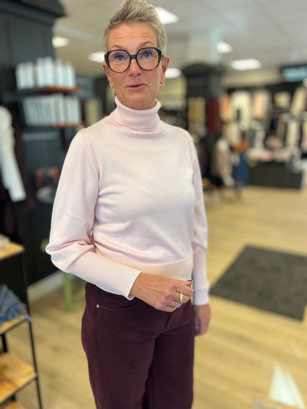 Alma Jenny viskosegenser med høy hals til dame, i rose, sett forfra