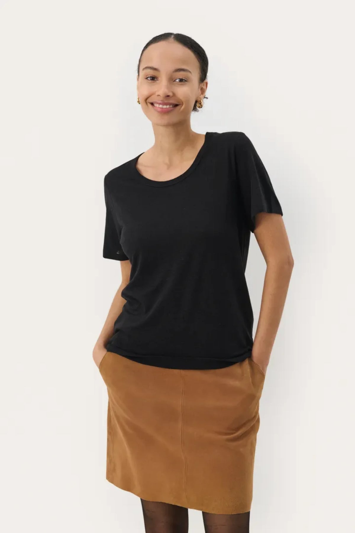 NACIMA T-SHIRT I LIN OG VISKOSE – Svart