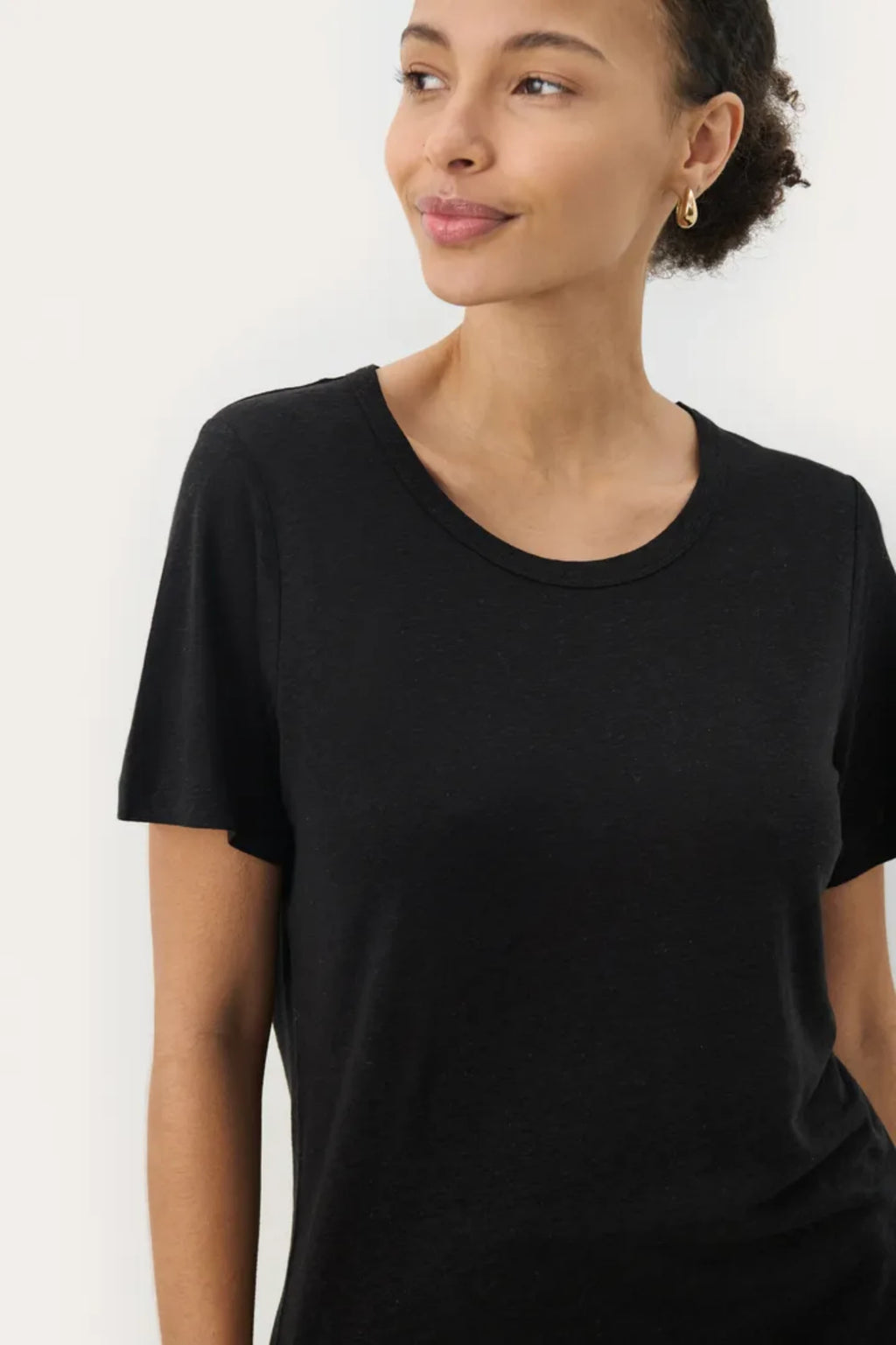 NACIMA T-SHIRT I LIN OG VISKOSE – Svart