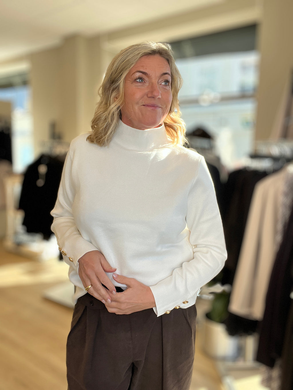 Genser med liten hals og gullknapper på cuff