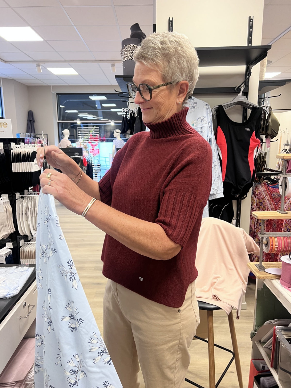 TURTLENECK SWEAT GENSER KORT ERM BURGUNDER – Burgunder