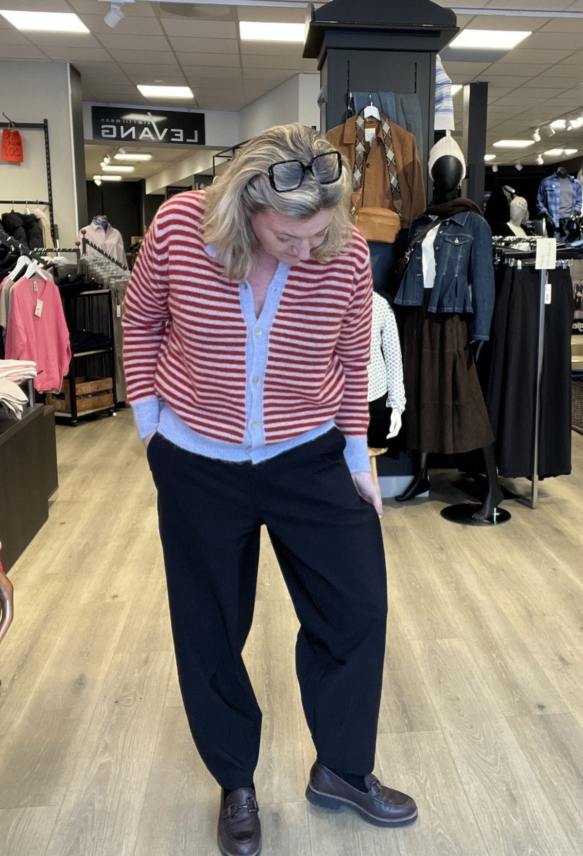 BEATE BARRELPANT BLACK – Svart