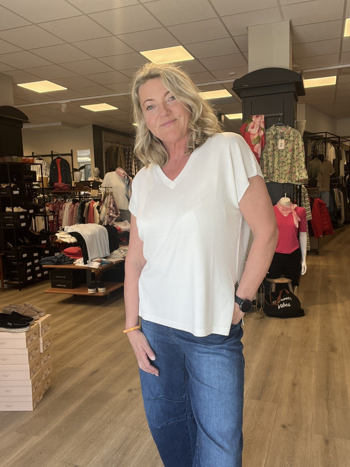 V HALS T- SKJORTE MED SPLIT. – Beige