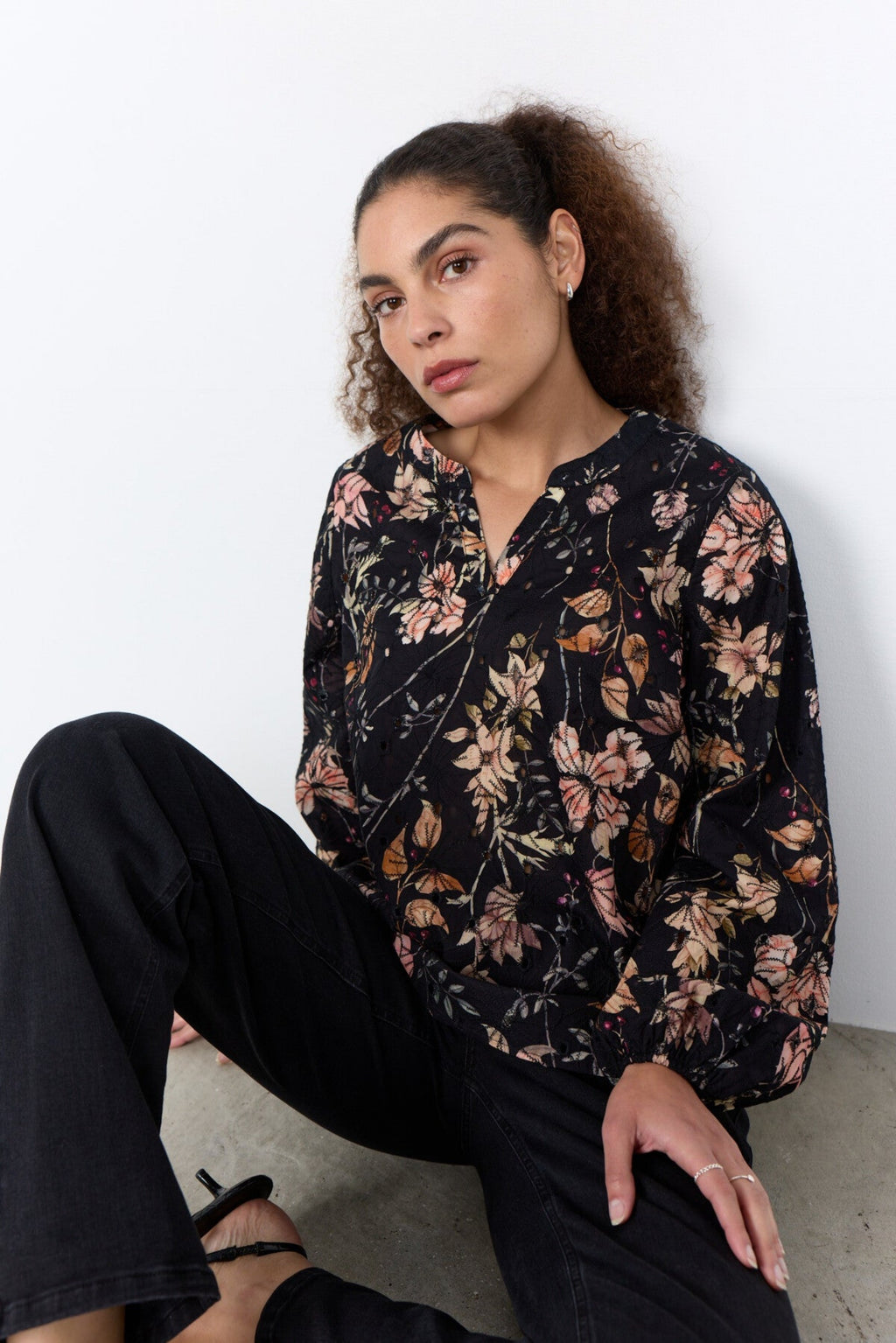 GEDDI 2 BLUSE ENGELSK BLONDE – Svart