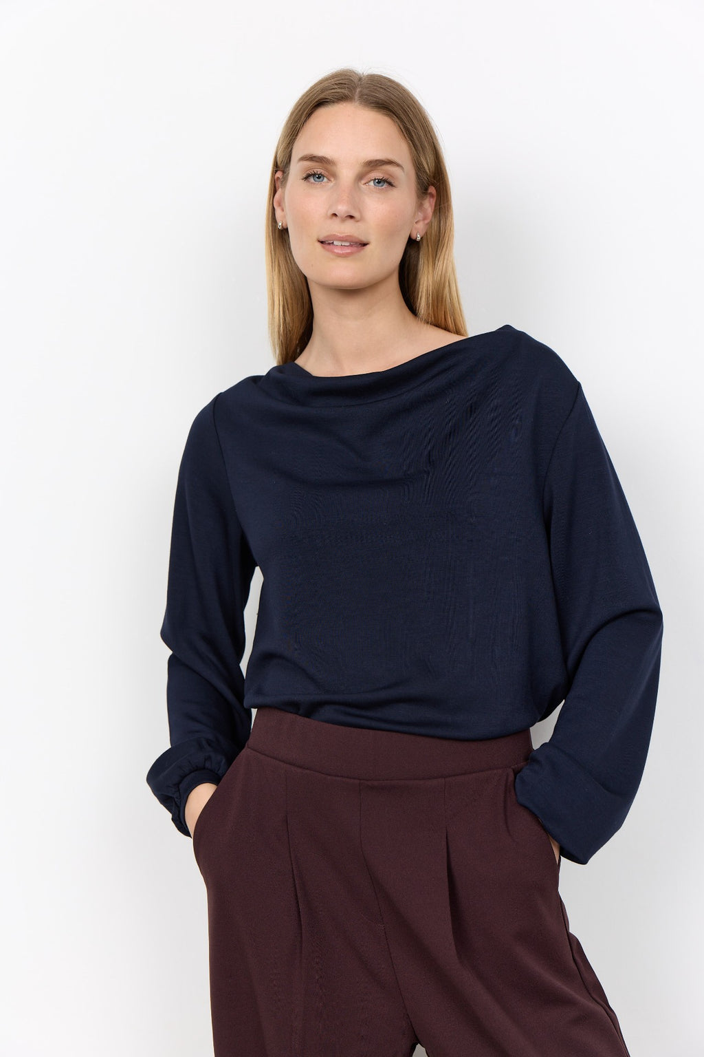 BANU GENSER MED WATERFALL HALS NAVY – Blå