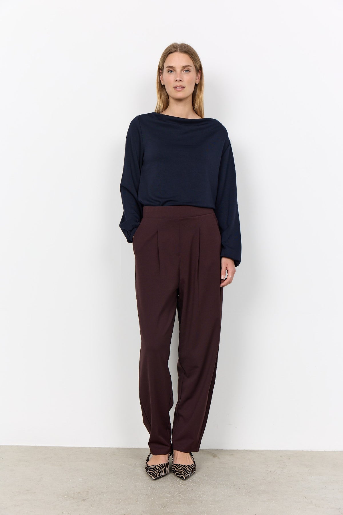 BANU GENSER MED WATERFALL HALS NAVY – Blå