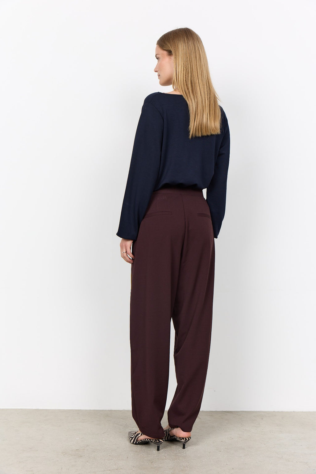 BANU GENSER MED WATERFALL HALS NAVY – Blå