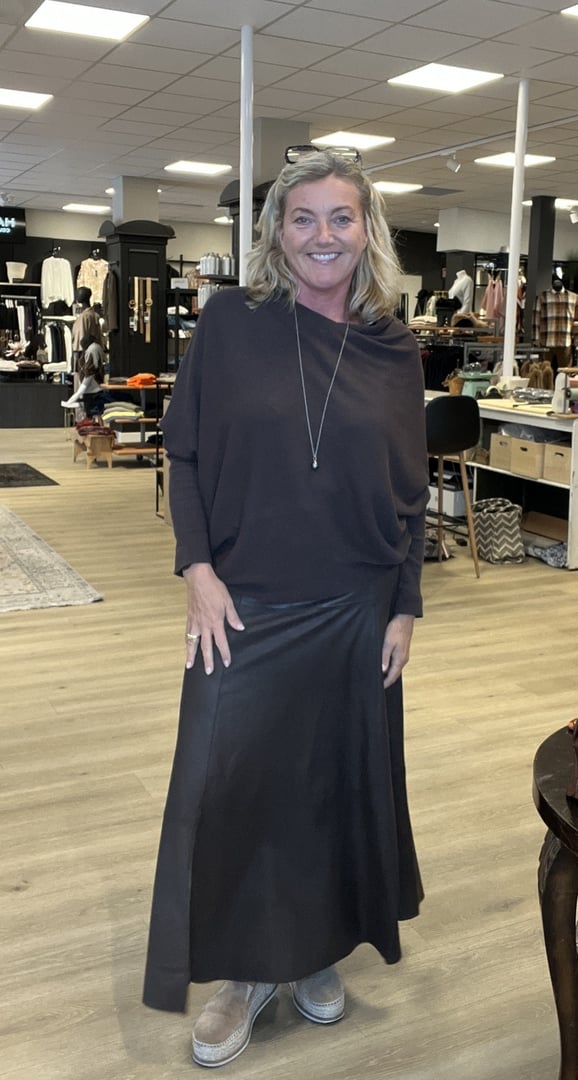 DARINA SKINNSKJØRT BRUN – Brun