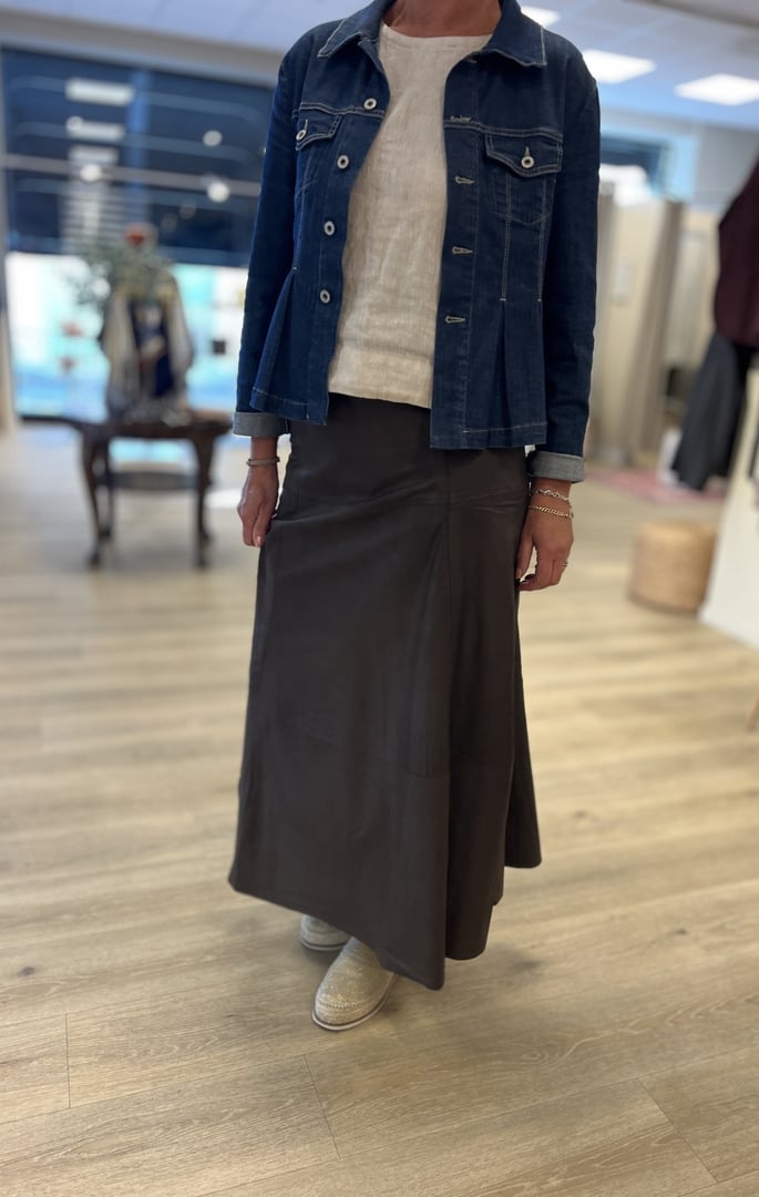 DARINA SKINNSKJØRT BRUN – Brun