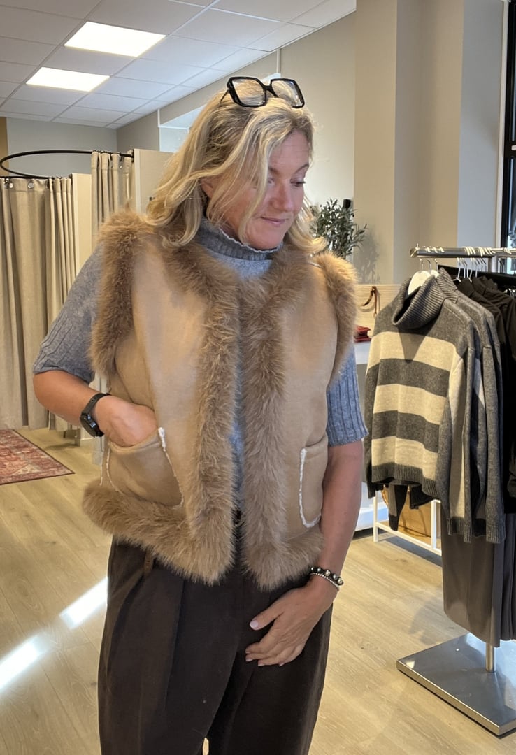 FAX FUR VEST CAMEL – Beige