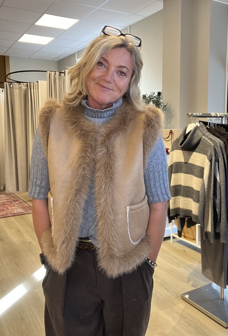 FAX FUR VEST CAMEL – Beige