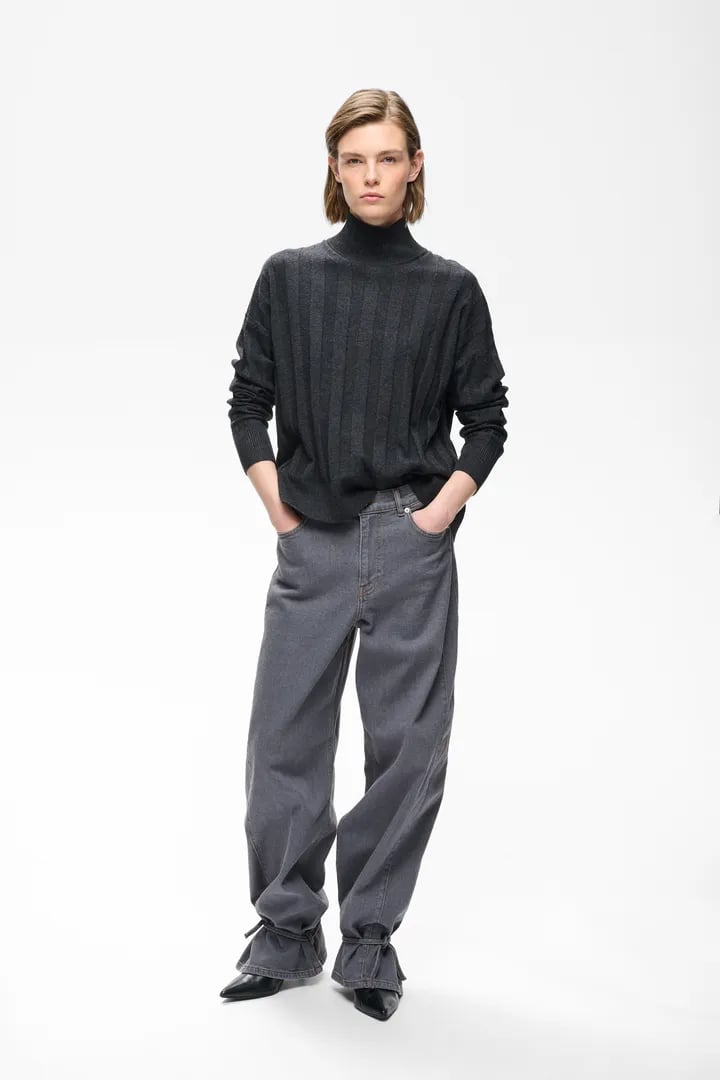 TESS KELSIE PULLOVER – Svart