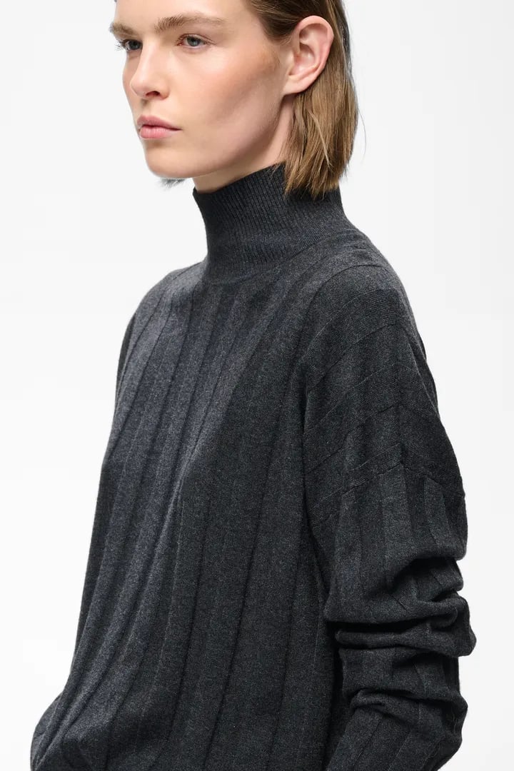 TESS KELSIE PULLOVER – Svart