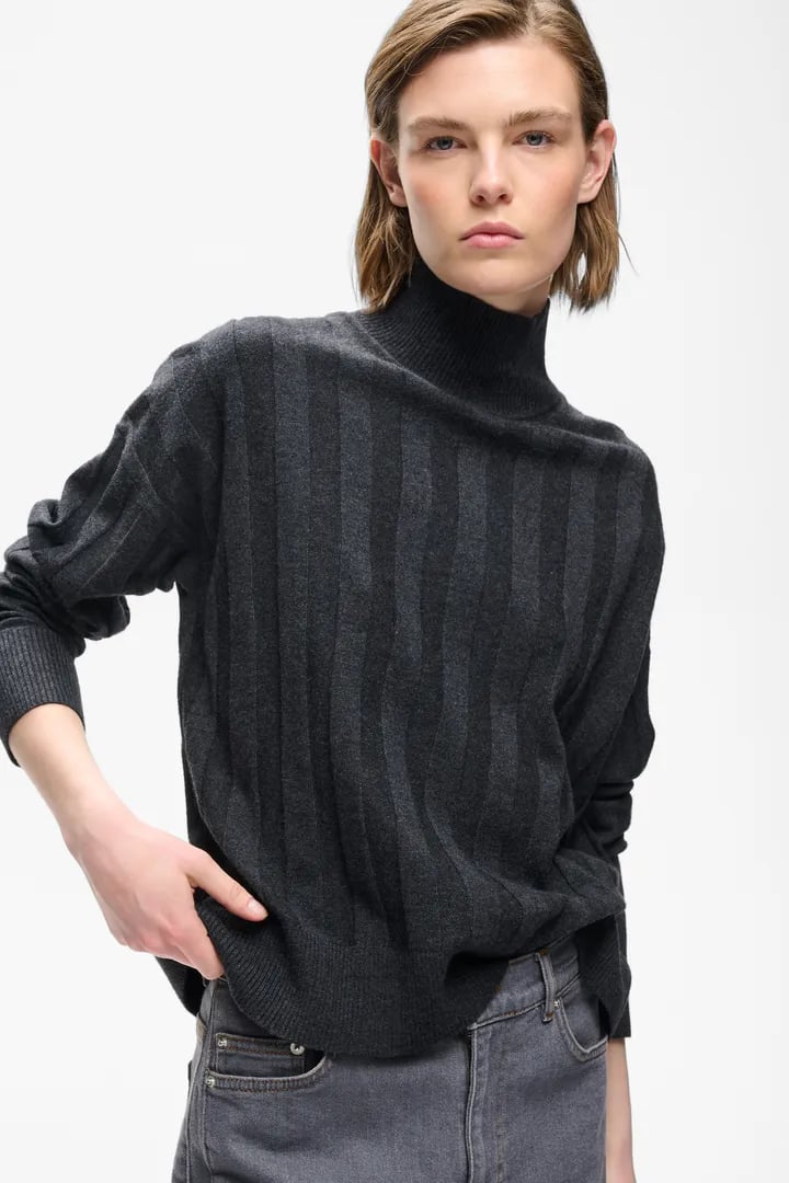 TESS KELSIE PULLOVER – Svart
