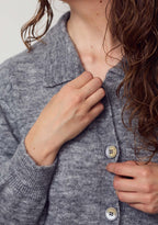 ANNA COLAR CARDIGAN – Grå