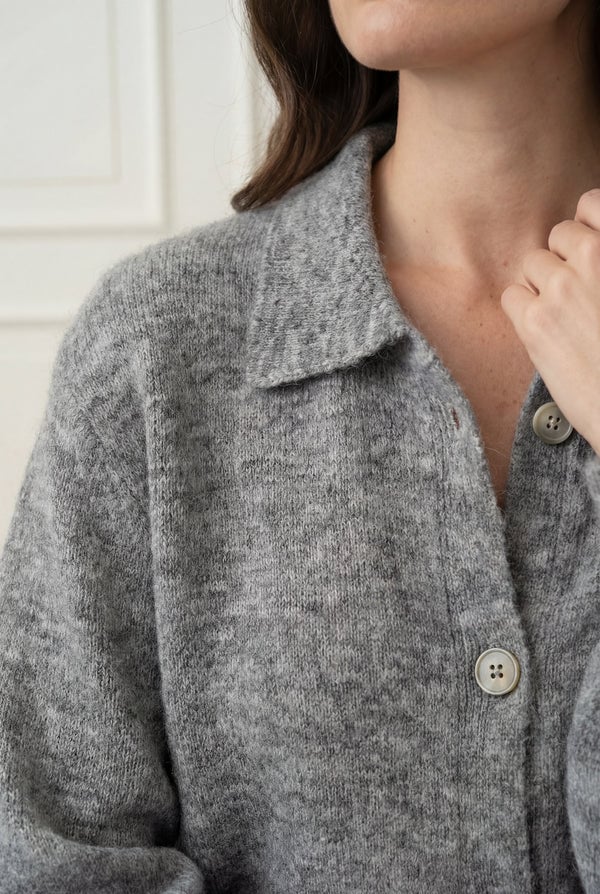 ANNA COLAR CARDIGAN – Grå