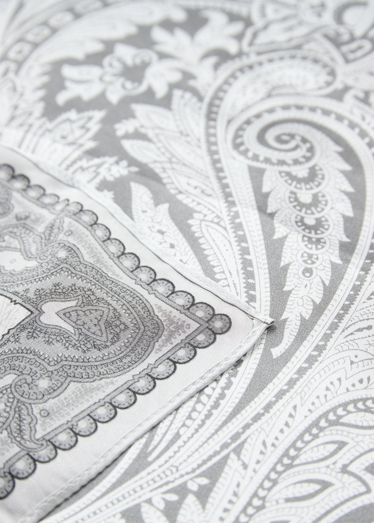HAGAR SCARF SILK GRÅ SVART – Grå