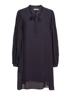 Haust Pleated Dress kjole i marine til dame – bilde 1