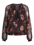 Haust Printed Blouse med blomsterprint i sort, rødt og rosa og knytebånd med dusker til dame, sett forfra