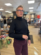 Alma Jenny viskosegenser med høy hals til dame, i sort, med vinrød bukse