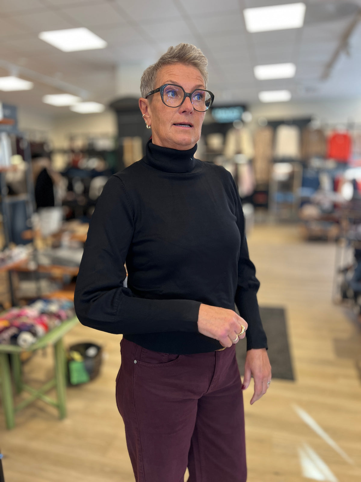 Alma Jenny viskosegenser med høy hals til dame, i sort, med vinrød bukse