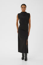 Part Two Diye Dress i sort på modell, midilang kjole med frontsliss, sett forfra