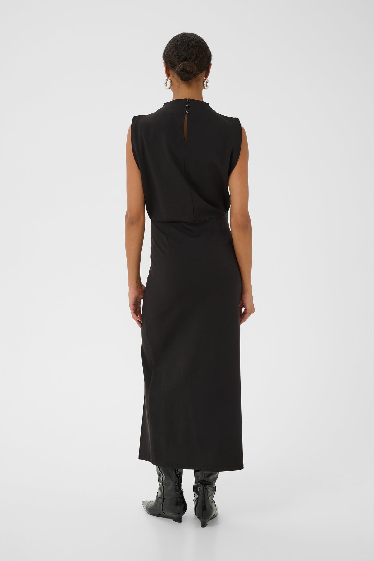 Part Two Diye Dress i sort på modell, sett bakfra