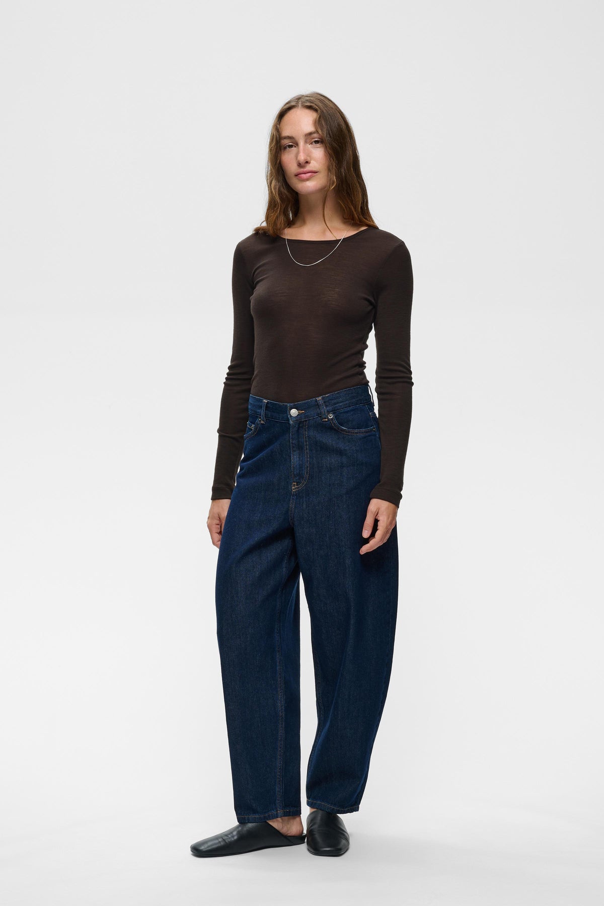 InWear Fang langermet ulltrøye i choco brun til dame, sett forfra på modell
