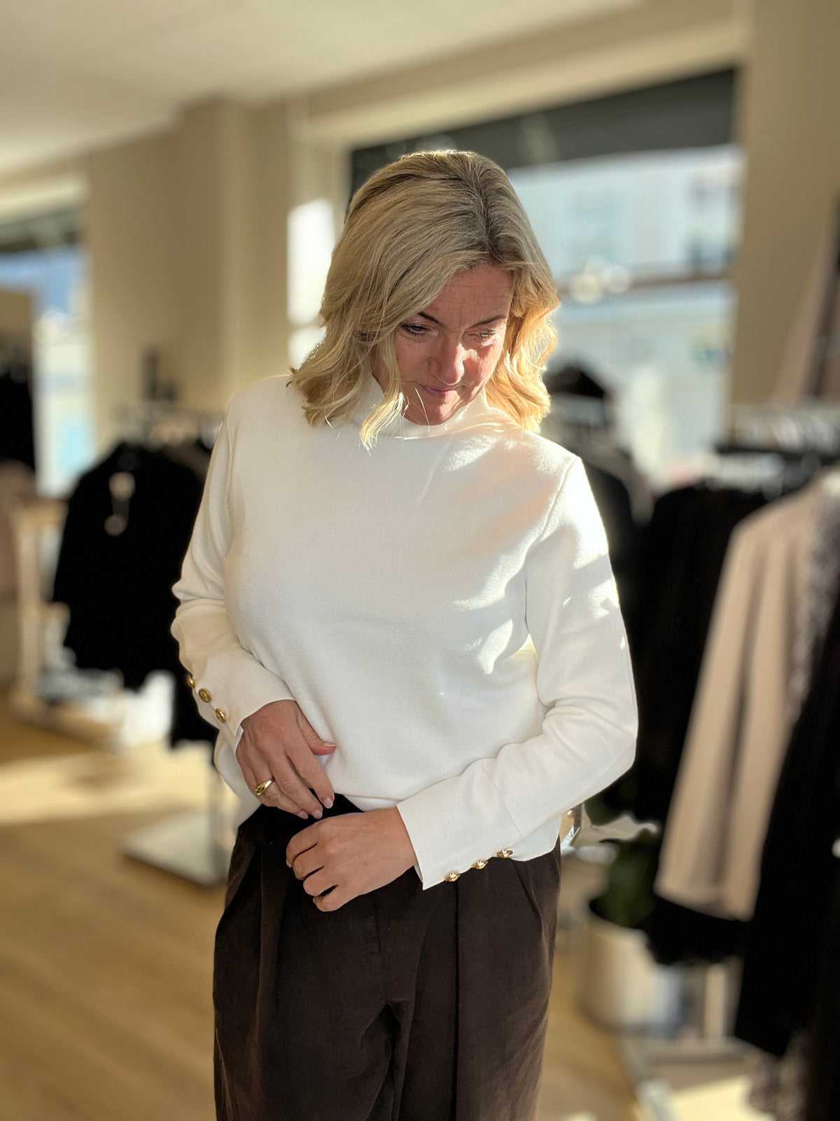 Genser med liten hals og gullknapper på cuff