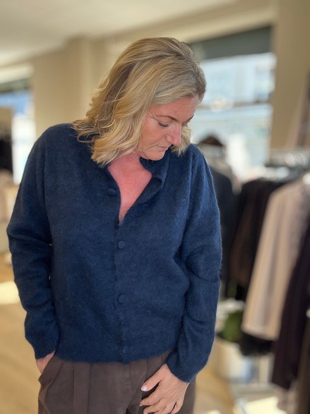 Alma Vera mohair cardigan i navy til dame, sett fra siden, åpen hals