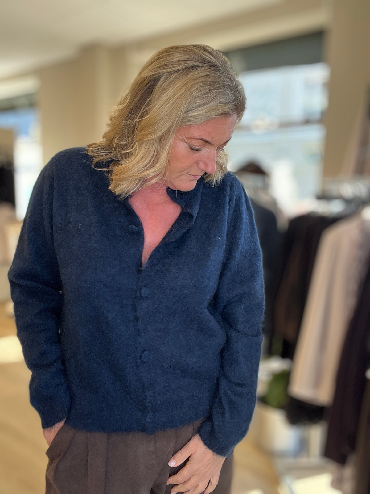 Alma Vera mohair cardigan i navy til dame, sett fra siden, åpen hals