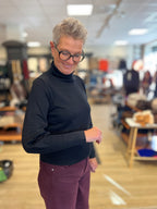 Alma Jenny viskosegenser med høy hals til dame, i sort, sett fra siden