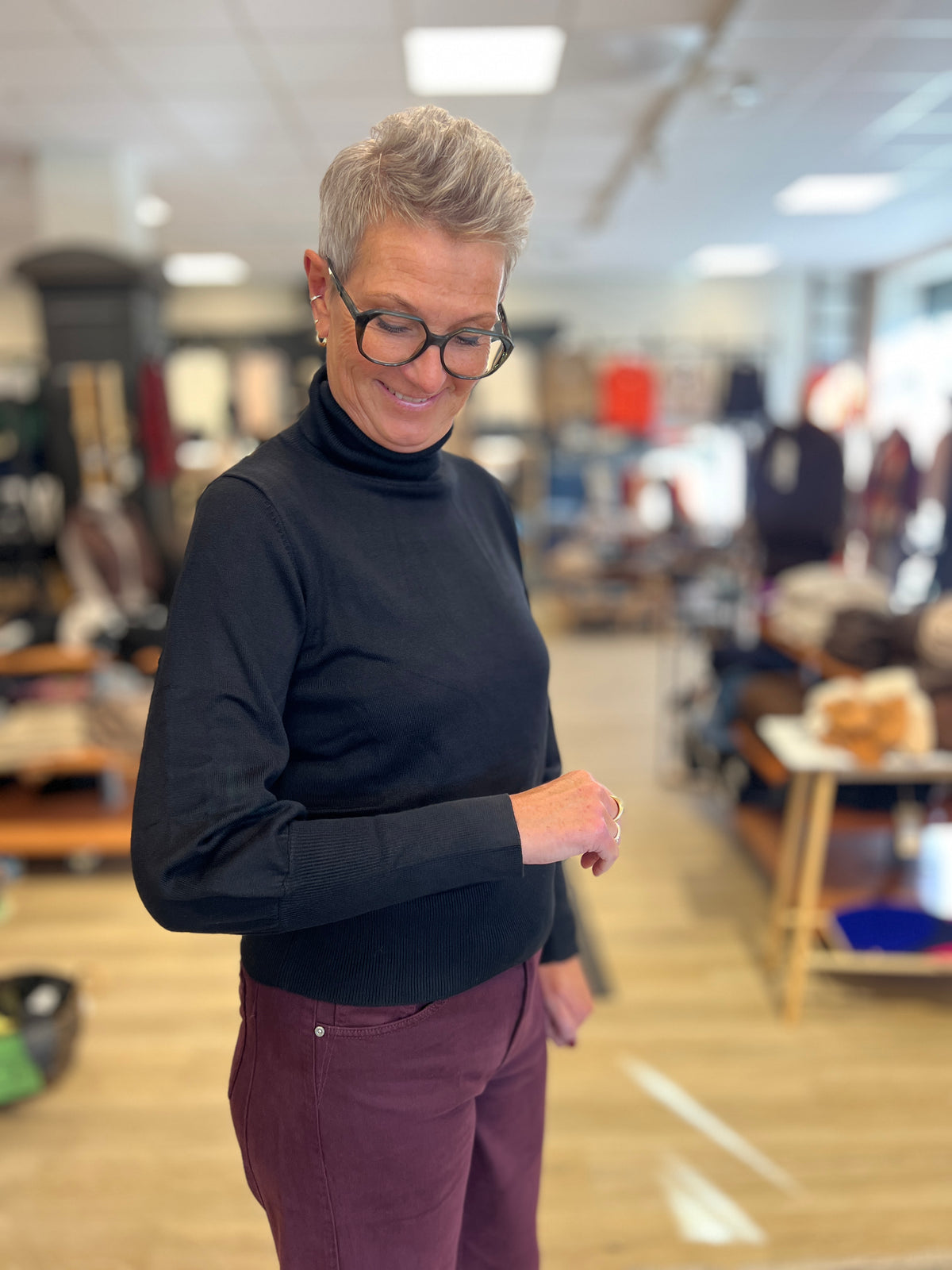 Alma Jenny viskosegenser med høy hals til dame, i sort, sett fra siden