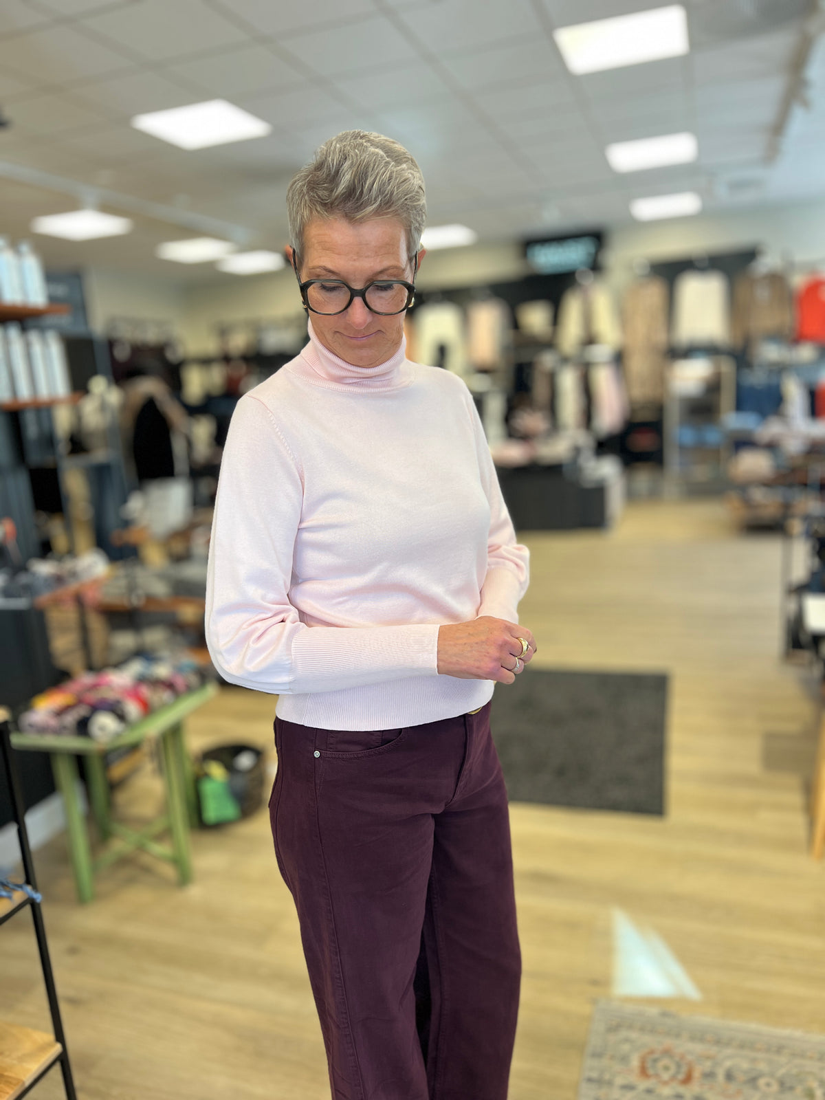 Alma Jenny viskosegenser med høy hals til dame, i rose, sett forfra