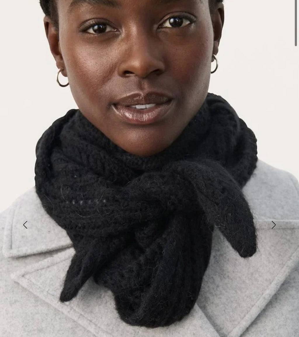 LILIANA ULLSKJERF ULLTØRKLE – Svart