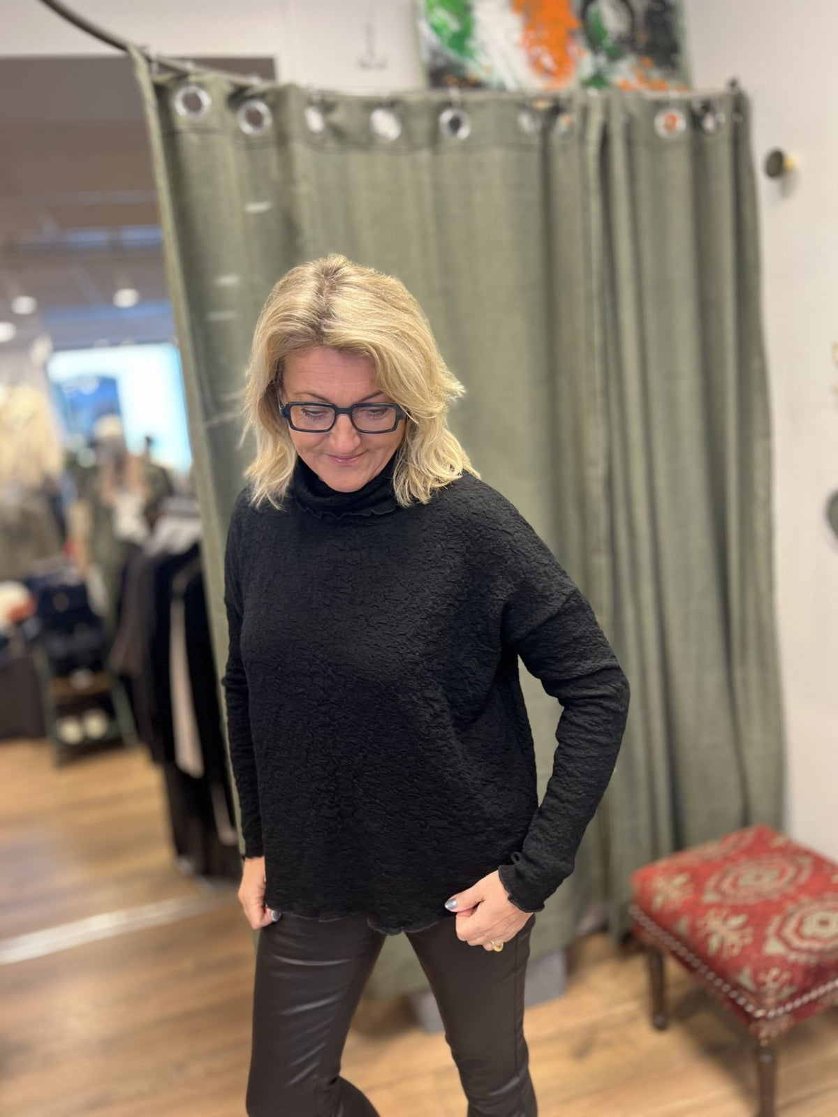 BYBASICS BUBBLE MERINO ULL GENSER MED HØY HALSS – Svart