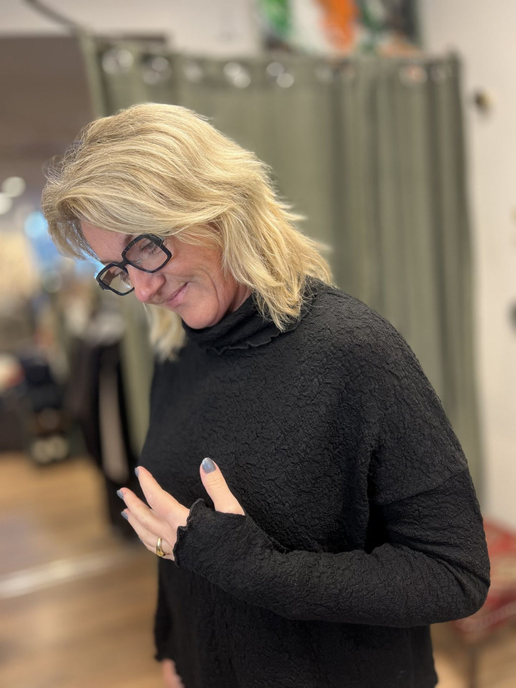 BYBASICS BUBBLE MERINO ULL GENSER MED HØY HALSS – Svart