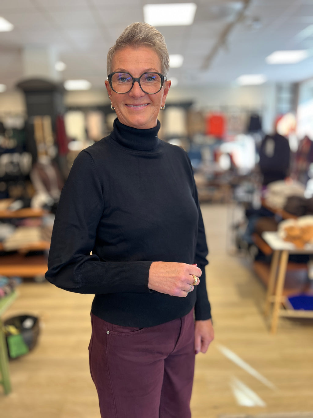 Alma Jenny viskosegenser med høy hals til dame, i sort, sett forfra