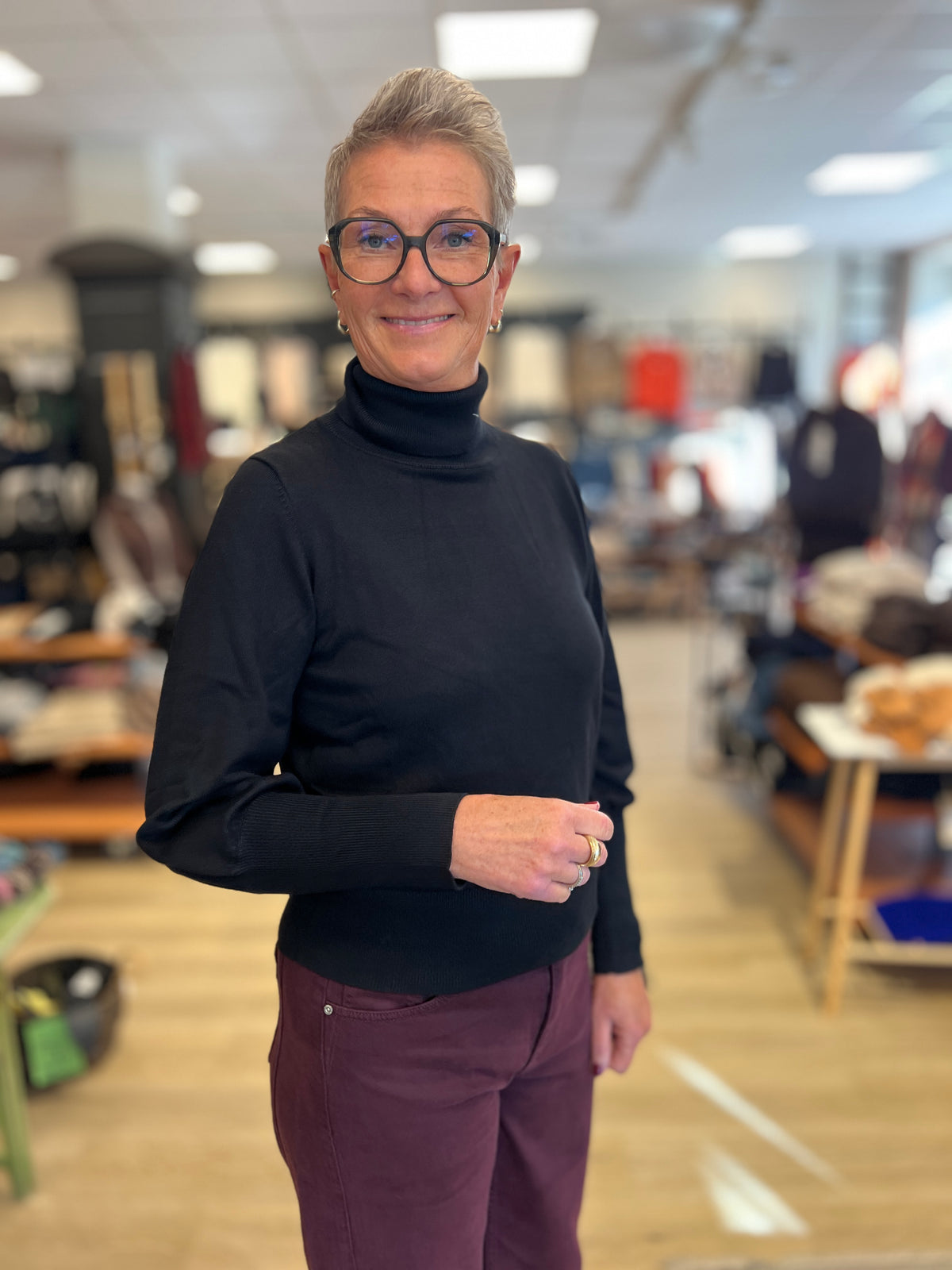 Alma Jenny viskosegenser med høy hals til dame, i sort, sett forfra