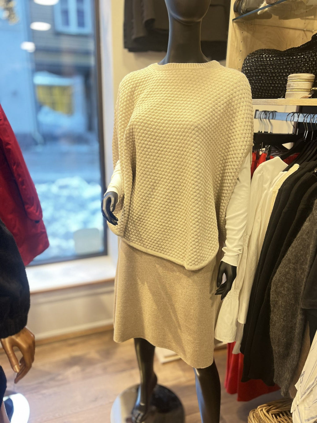 ADI PONCHOGENSER I BOBLESTRIKK – Beige