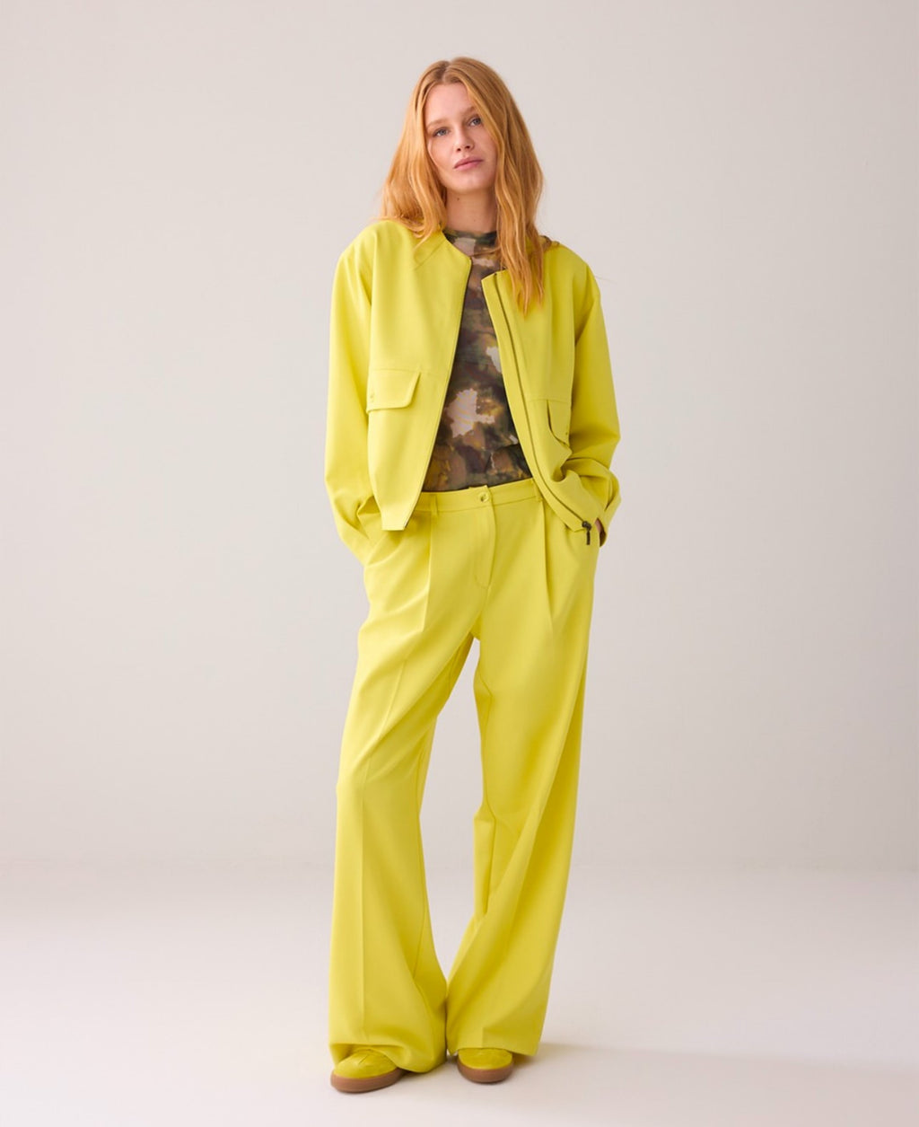 DRESSBUKSER UNI MED VIDDE I BEINA – Gul