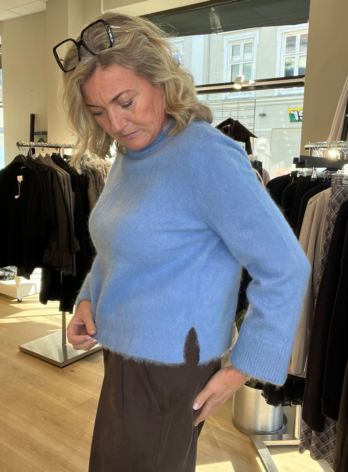 Alma Kari genser i blå børstet mohair til dame, sett fra siden med splitt