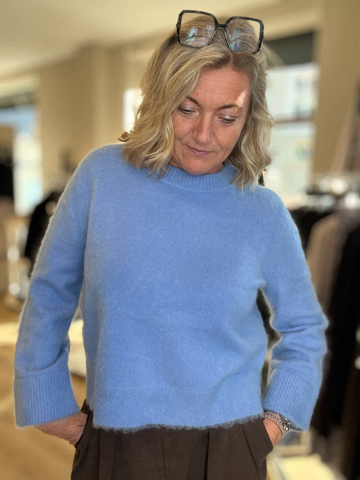 Alma Kari genser i blå børstet mohair til dame, nærbilde forfra