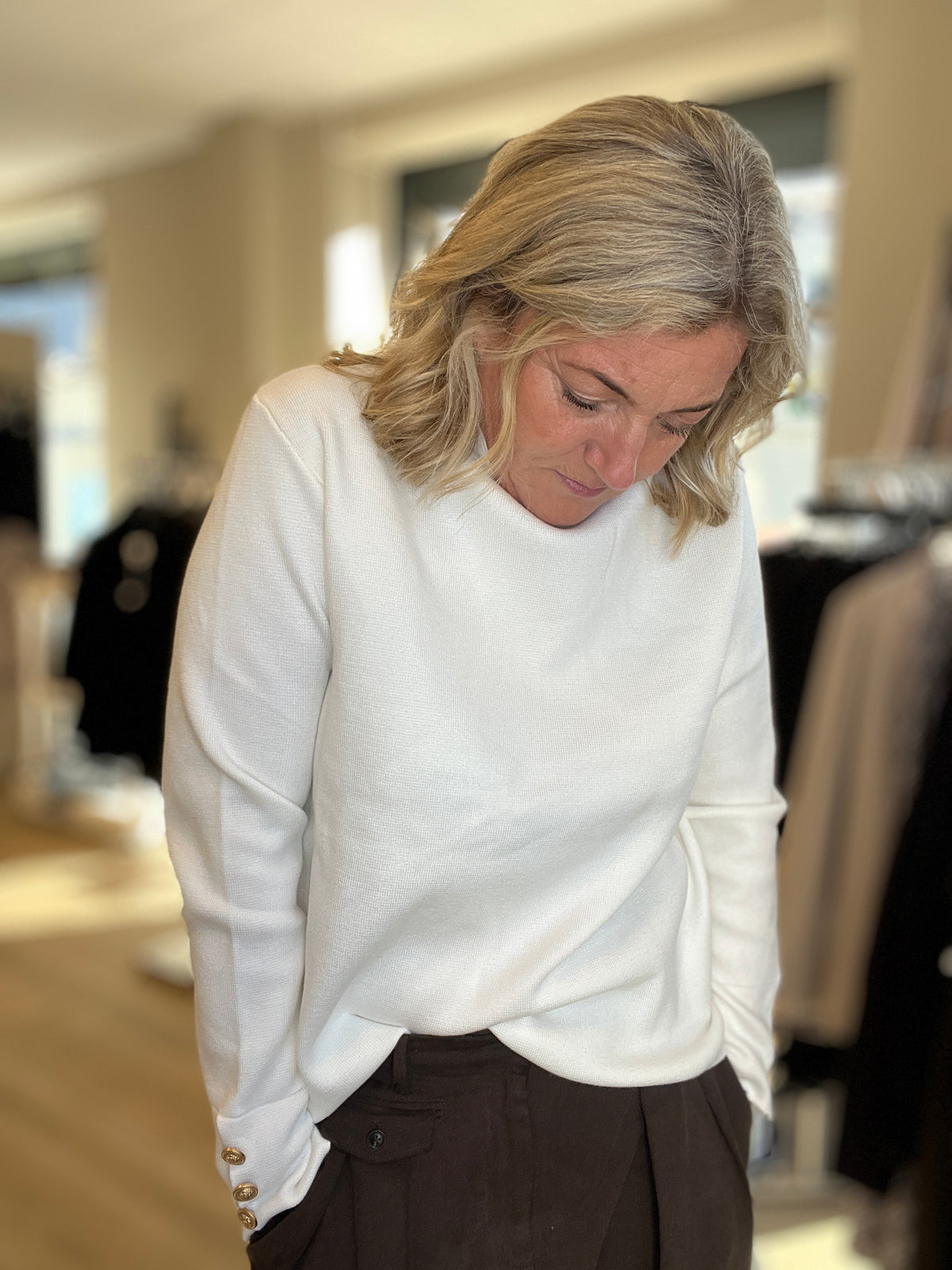 Genser med liten hals og gullknapper på cuff