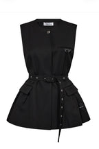 Haute L'Amitie Premiere peplum vest med belte i sort til dame, sett forfra