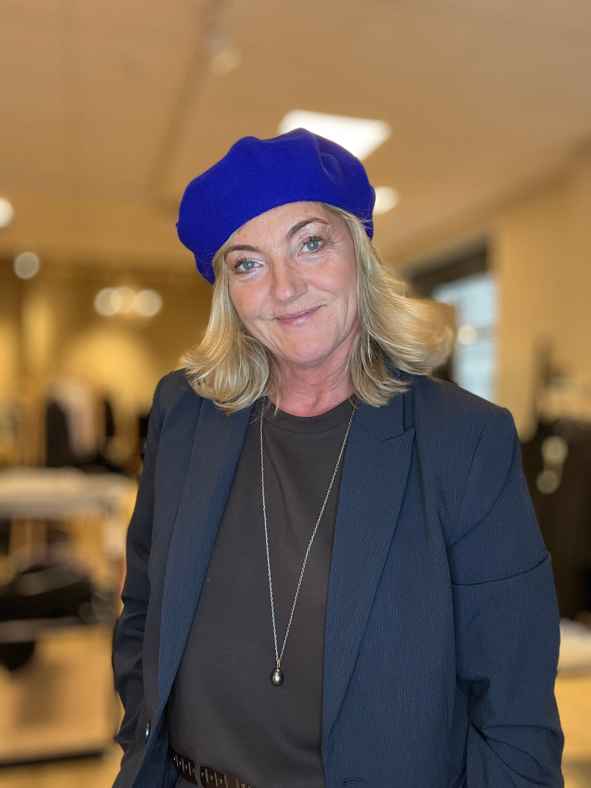 Alpelue i kongeblå, brukt av kvinne