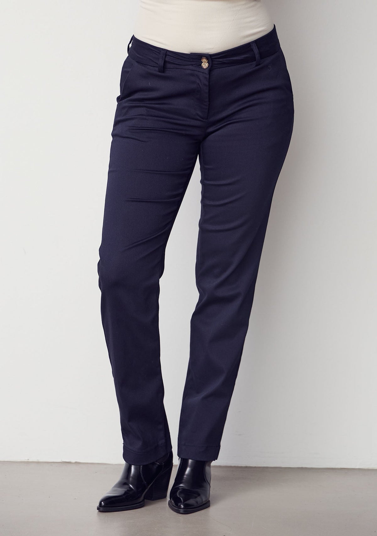 Isay Classic Pant Bukse – Isay_Classic_Pant-Pants-57291-640_Navy_5ca3c617-4c2e-4896-9c6a-5407ef282eca.jpg