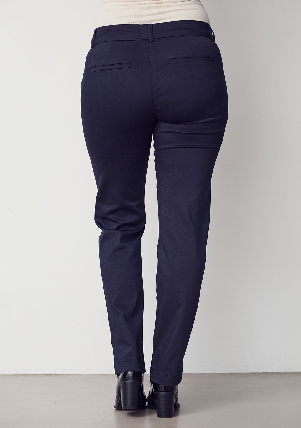 Isay Classic Pant Bukse – Isay_Classic_Pant-Pants-57291-640_Navy-2.jpg