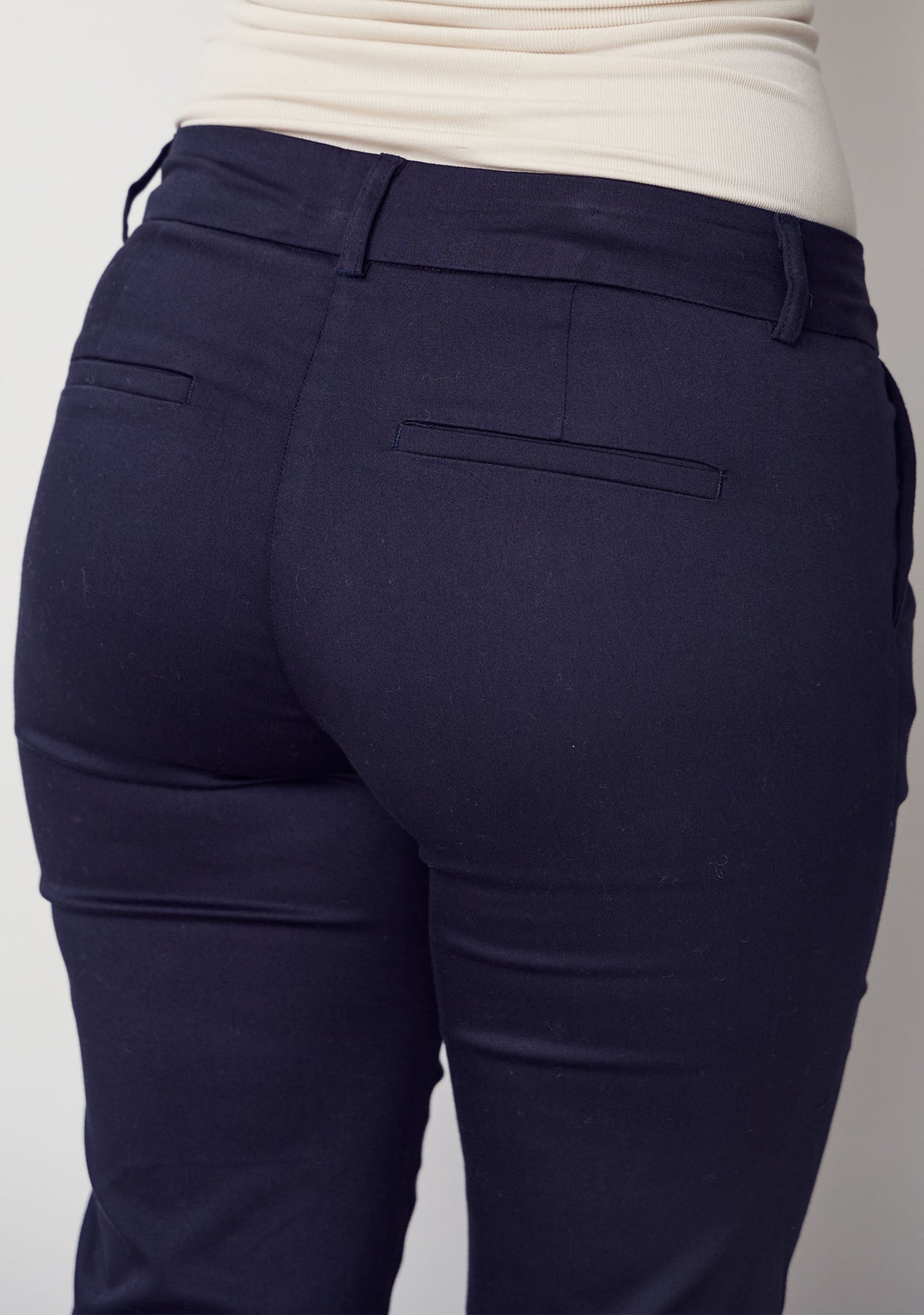 Isay Classic Pant Bukse – Isay_Classic_Pant-Pants-57291-640_Navy-3.jpg